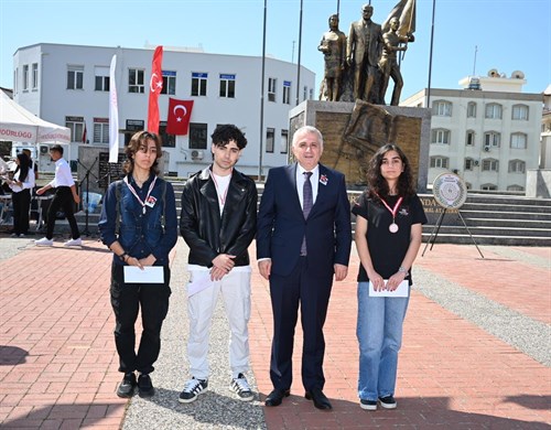 Kaymakamımız Adil KARATAŞ, Şiir, Resim ve Kompozisyon Yarışmalarında Derece Yapan Öğrencilerimize Ödüllerini Verdi